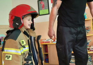 Chłopiec ubrany za strażaka.